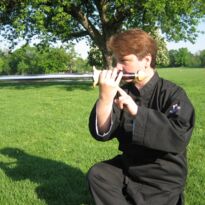 Heidi Klebrowski macht Taiji mit Schwert am Elbufer Dresden Neustadt